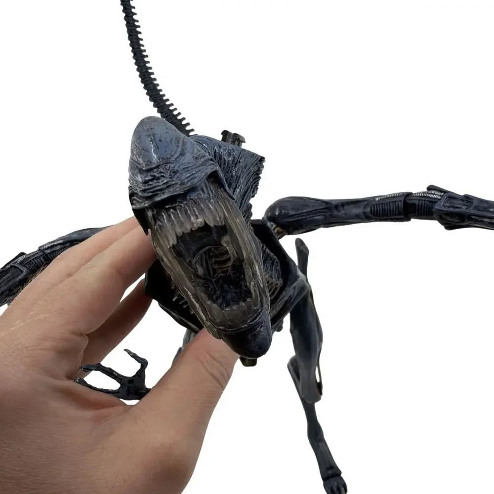 NECA Alien Deluxe Xenomorph Queen Action Figure Loose and Incomplete